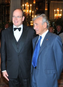 Image : S.A.S. le Prince a remis lOlivier dOr  M. Elie Wiesel